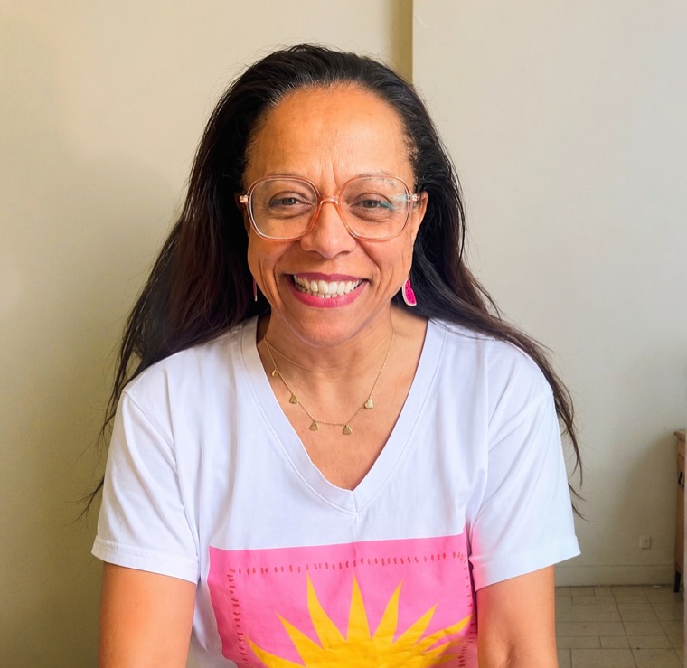 Carine, professeure de français en ligne, en visioconférence
